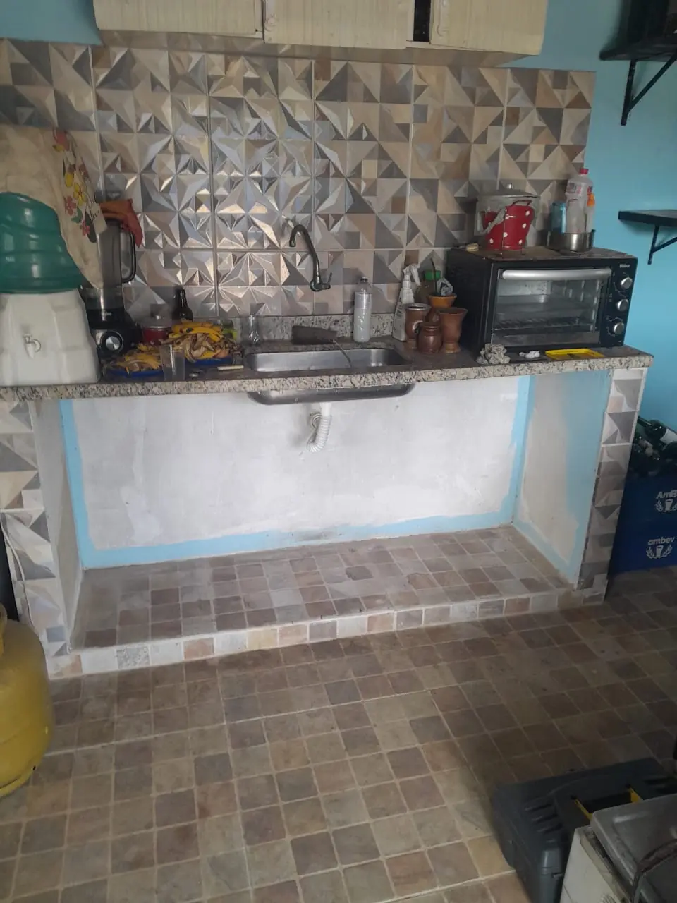 Cozinha com estrutura aberta sob a pia