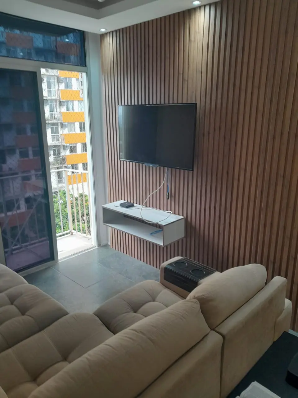 Sala com painel ripado pronto