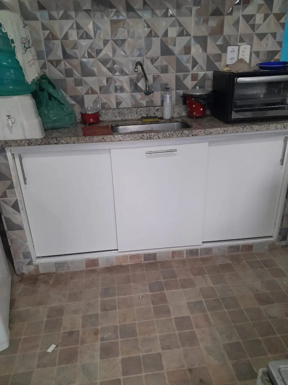 Cozinha com portas brancas instaladas sob a pia